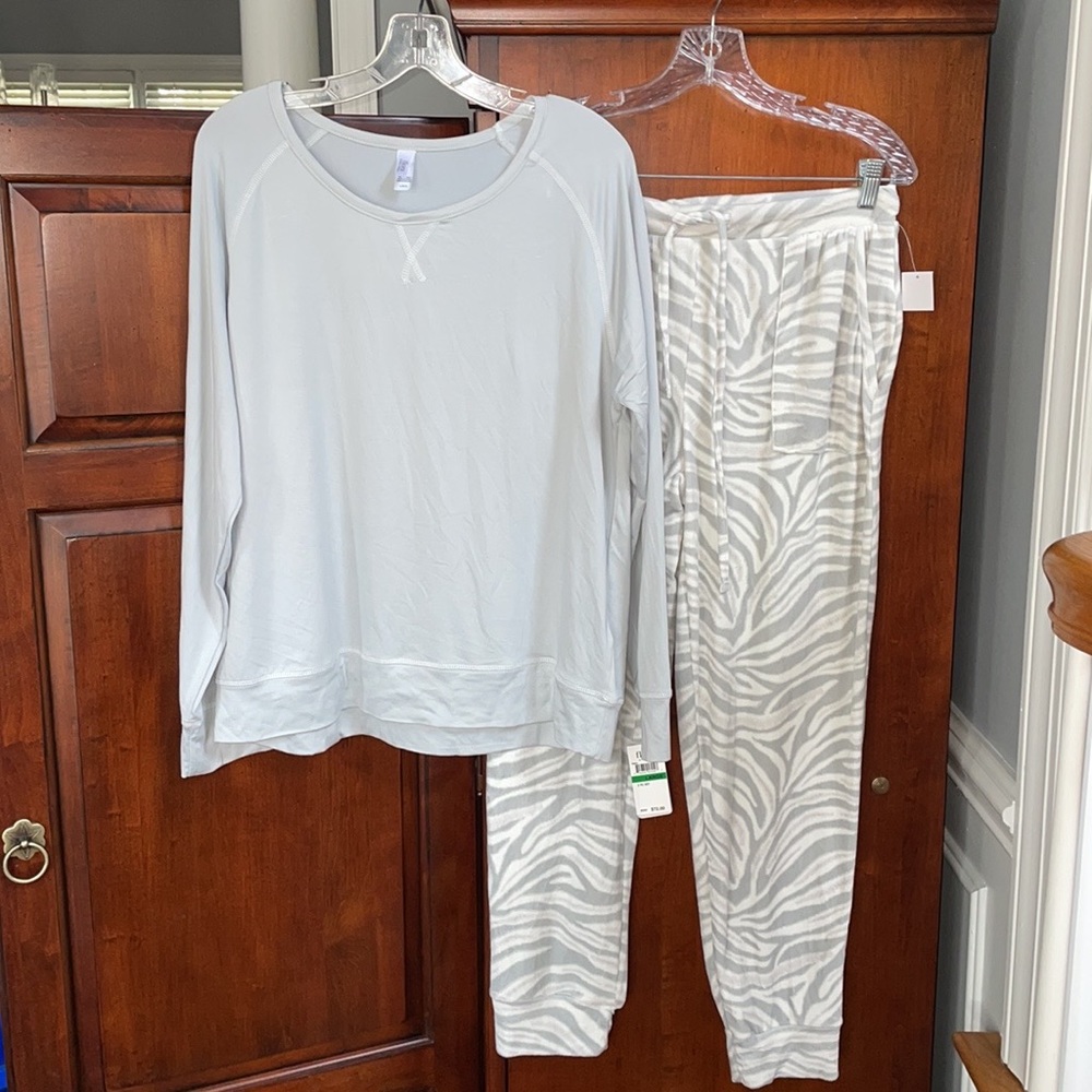 NWT Flora Nikrooz Gray Zebra Print Super Soft Fleece Knit Pajama Set